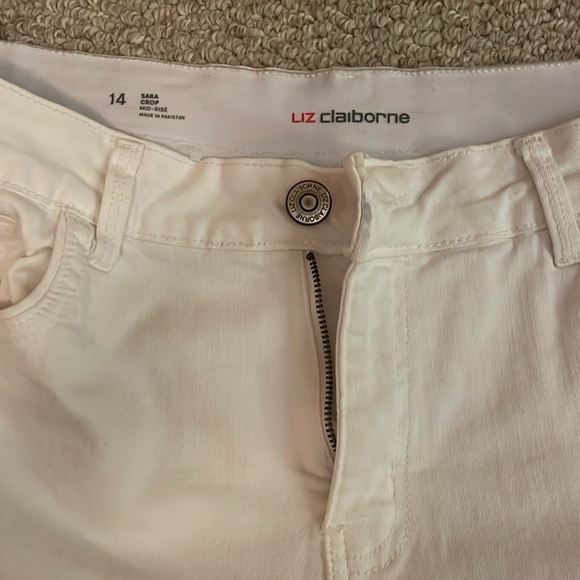 White Mid-Rise Capri Pants with Elastic/Stretchy Waist - Picture 2 of 4